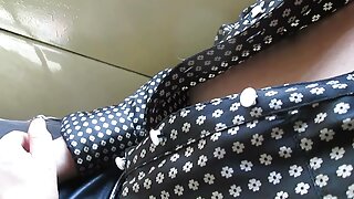 ผอมผมบลอนด์ในเสื้อยื ...